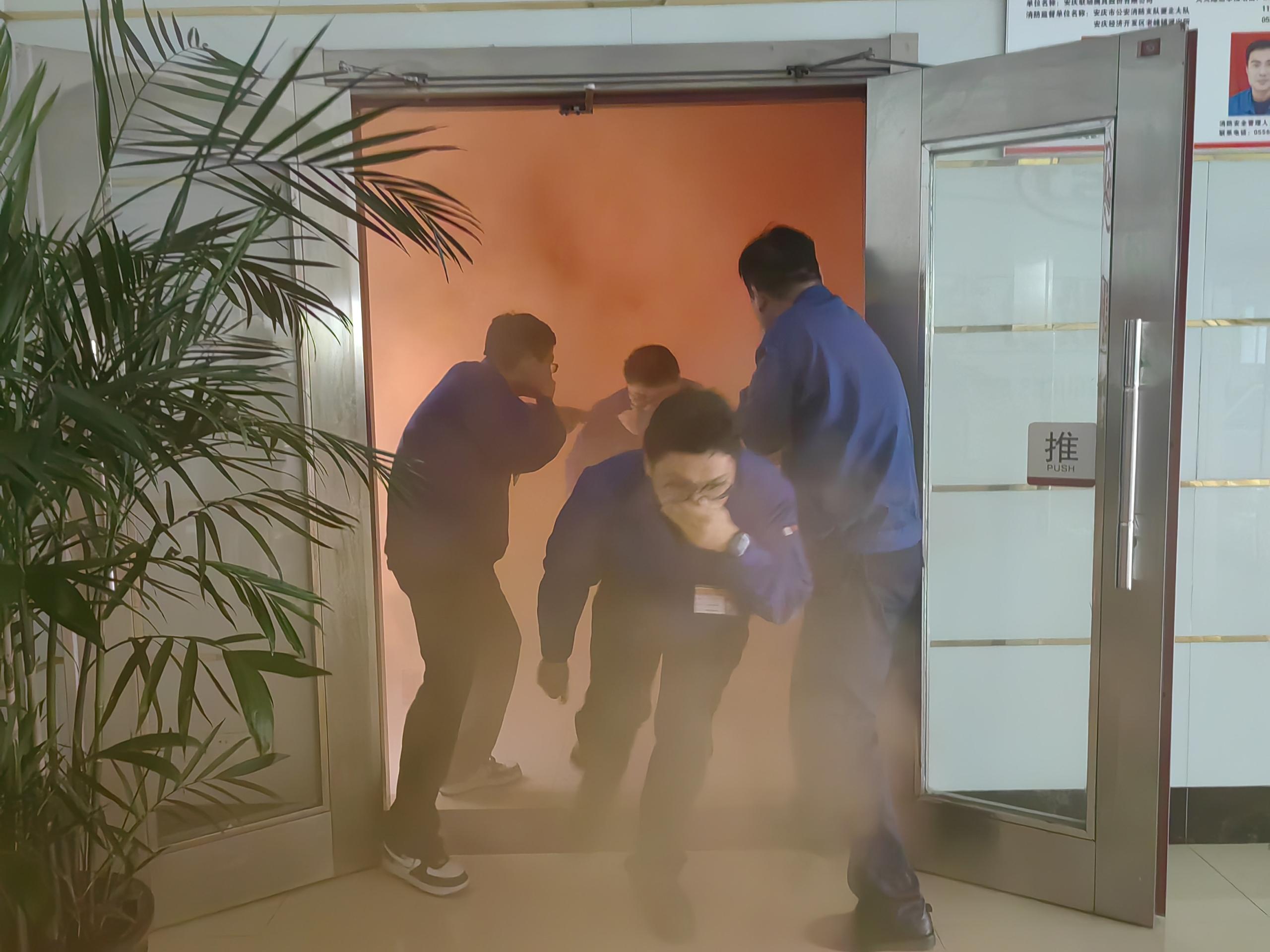 5.消防應(yīng)急演練.jpg 5.消防應(yīng)急演練.jpg